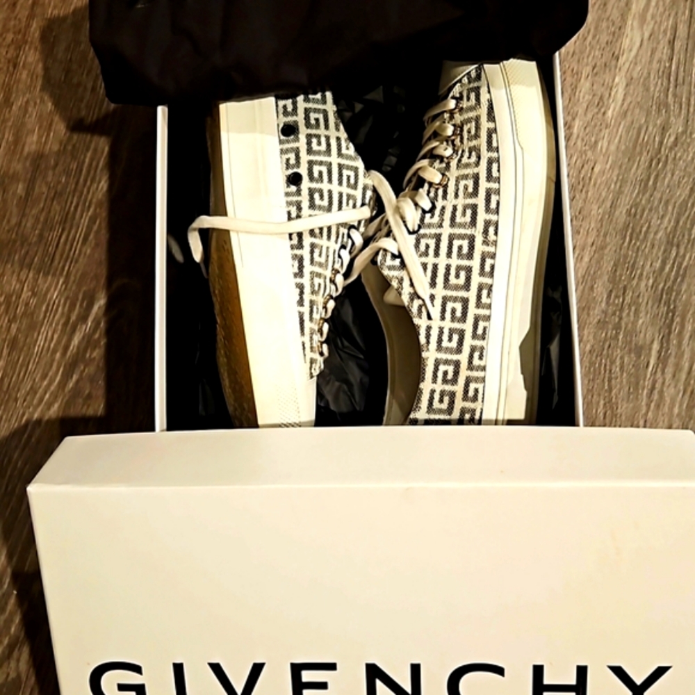 GIVENCHY WHITE SNEAKERS